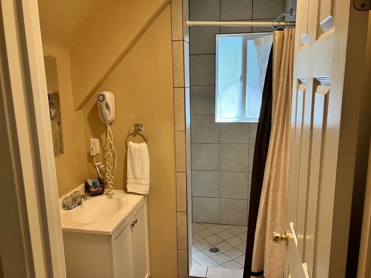 968 Tanglewood Dr - Photo 3 of 12