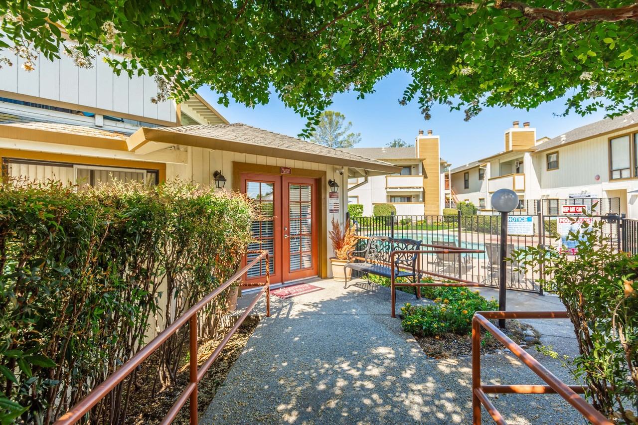 Summerfield Place - Photo 4 of 50