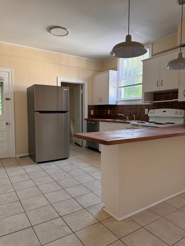 107 Fredonia Ave - Photo 3 of 38