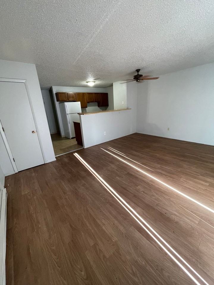 440 W 4th St - Photo 5 of 11