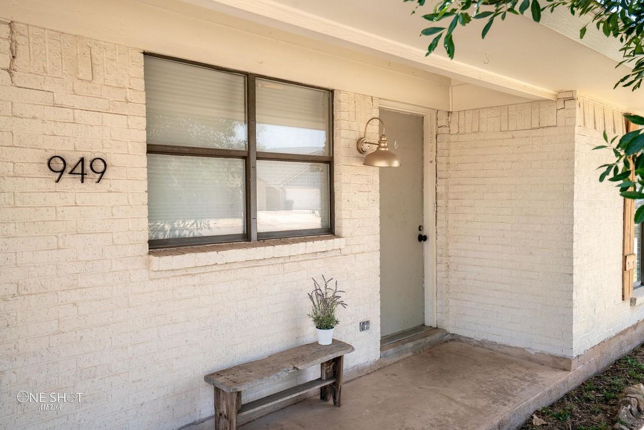 949 Kenwood Dr - Photo 4 of 35