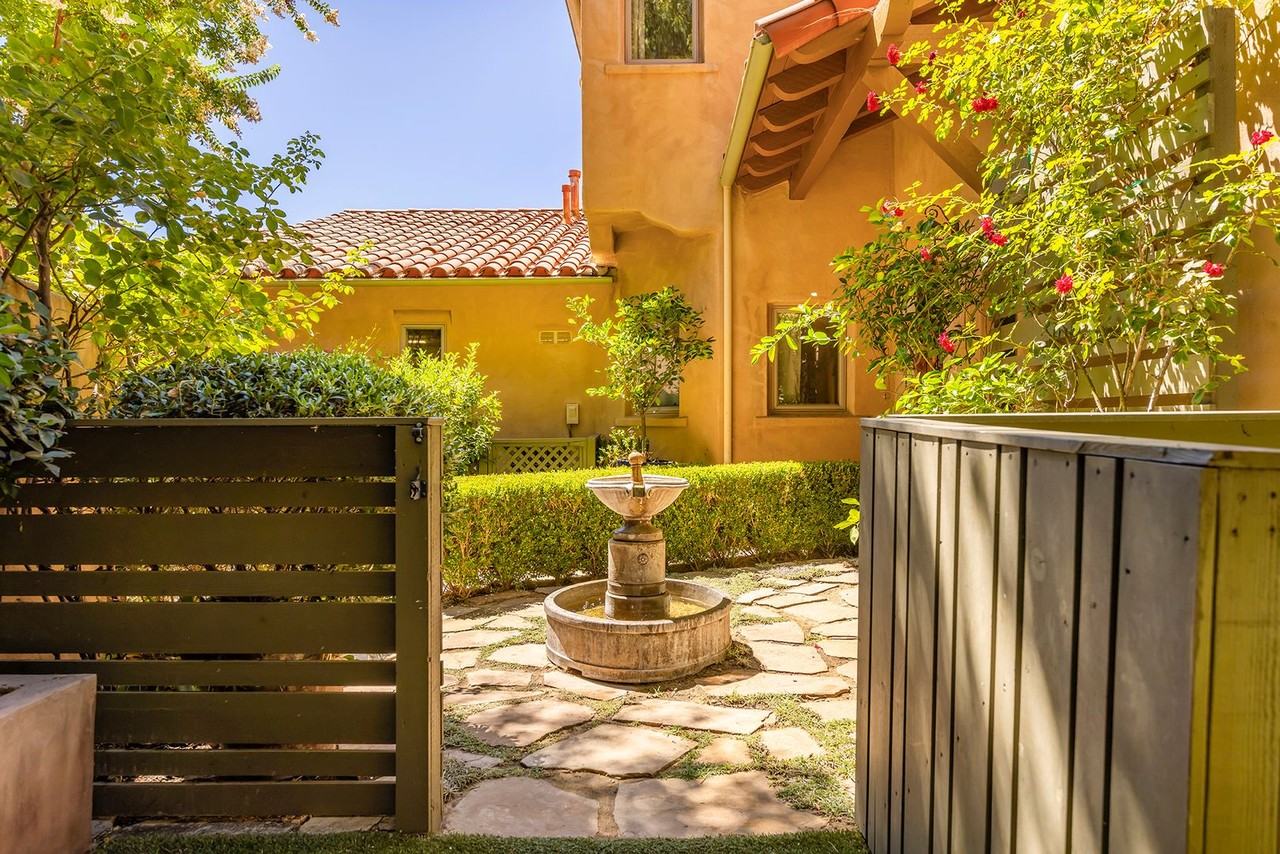 224 S Montgomery St - Photo 3 of 24