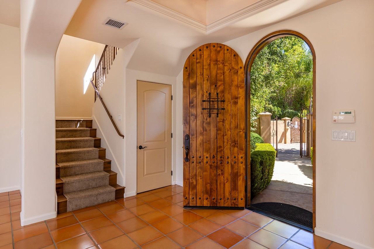 224 S Montgomery St - Photo 4 of 24