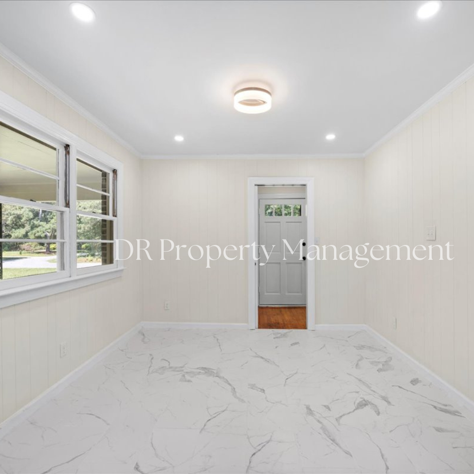 5550 Hubbard Dr - Photo 3 of 8