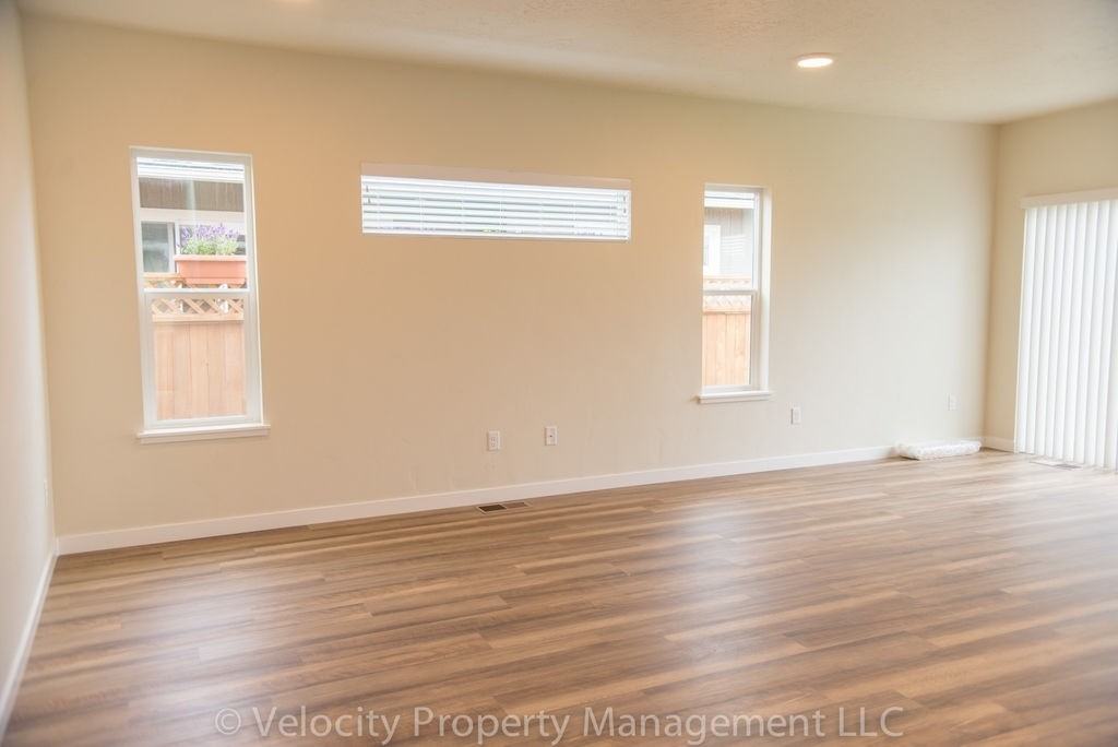 237 Timothy Dr - Photo 4 of 11