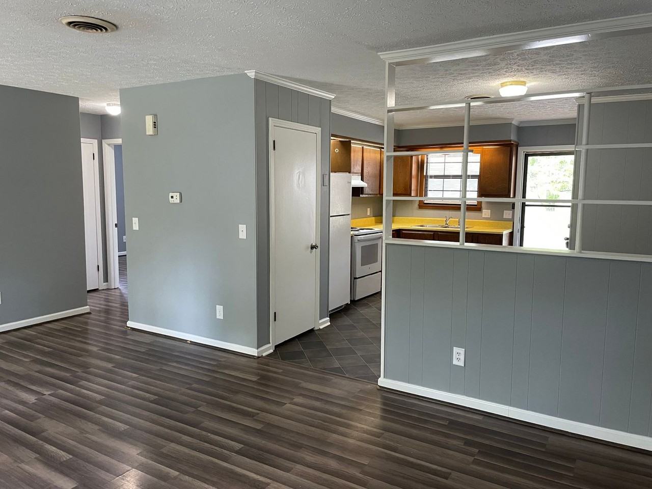 102 Debbie Dr - Photo 3 of 10