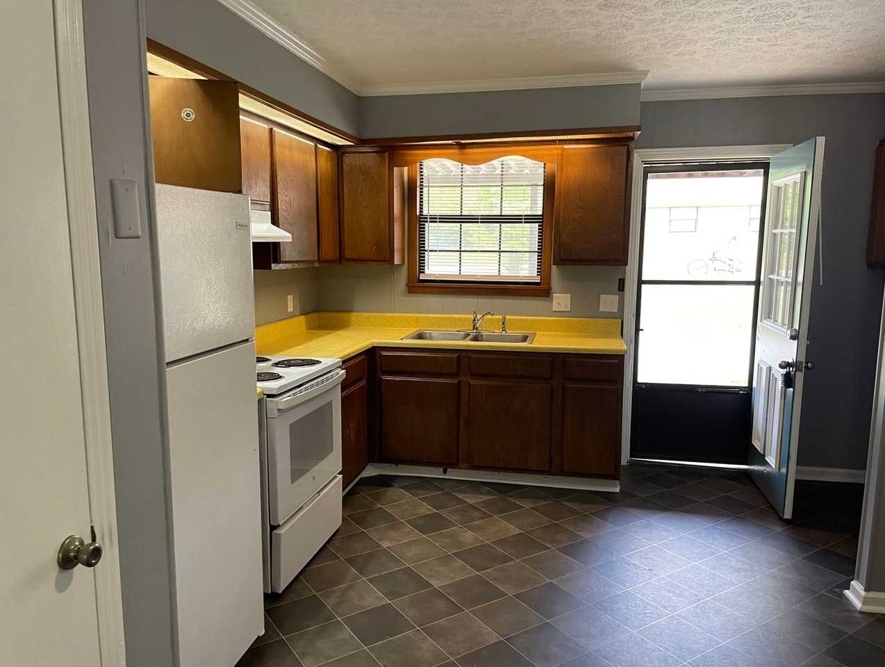 102 Debbie Dr - Photo 4 of 10