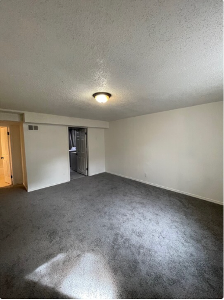 Triplex townhome blocks away from Anshutz Hospital - Photo 7 of 8