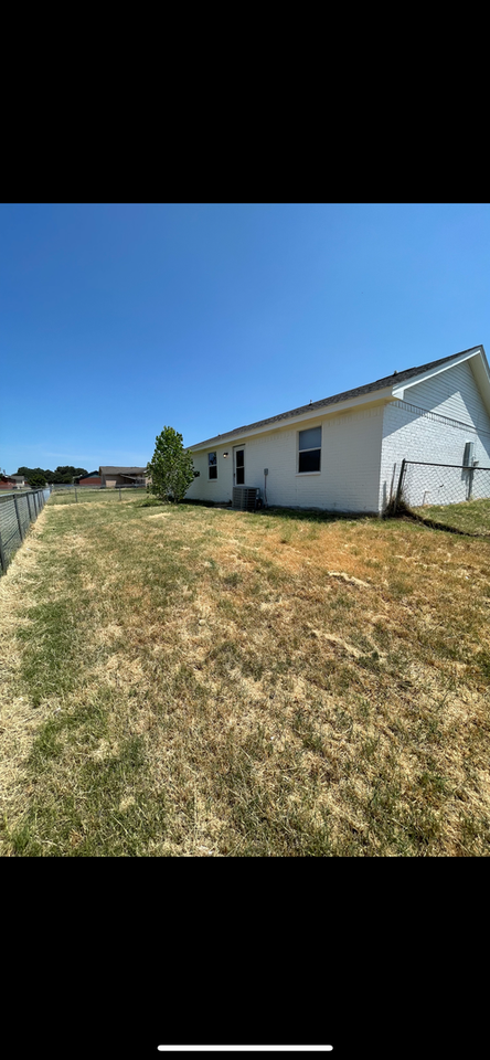 302 Sheila Dr - Photo 2 of 12