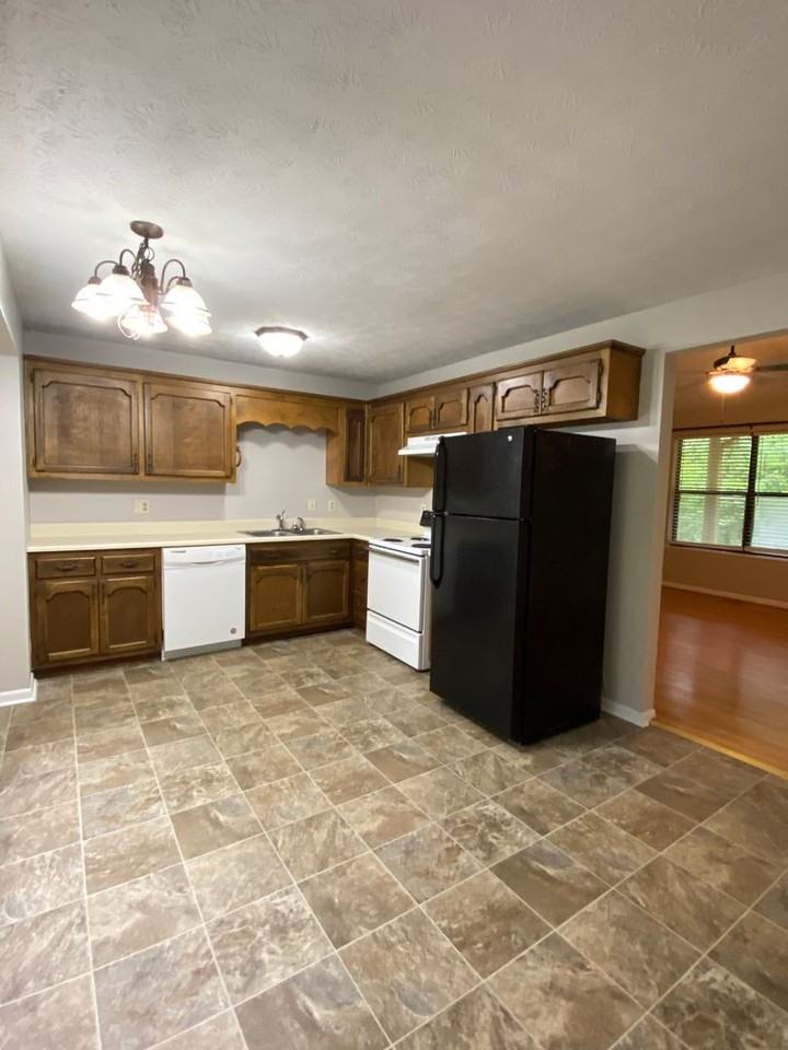 850 Weatherbrook Ln - Photo 2 of 13