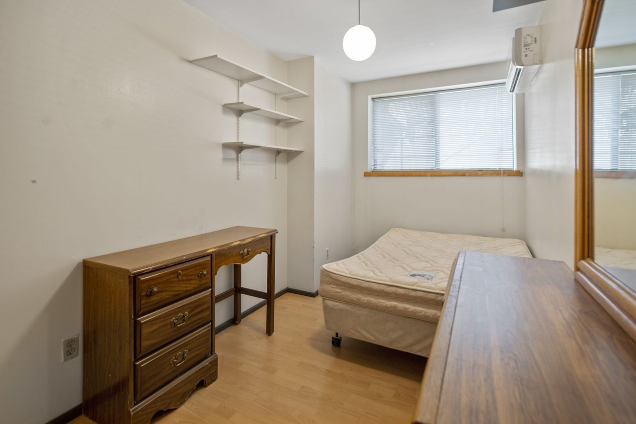 211 Linden Ave - Photo 5 of 16