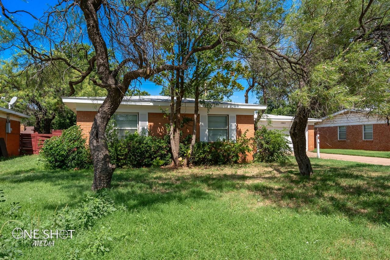 1442 Beechwood Ln - Photo 3 of 32