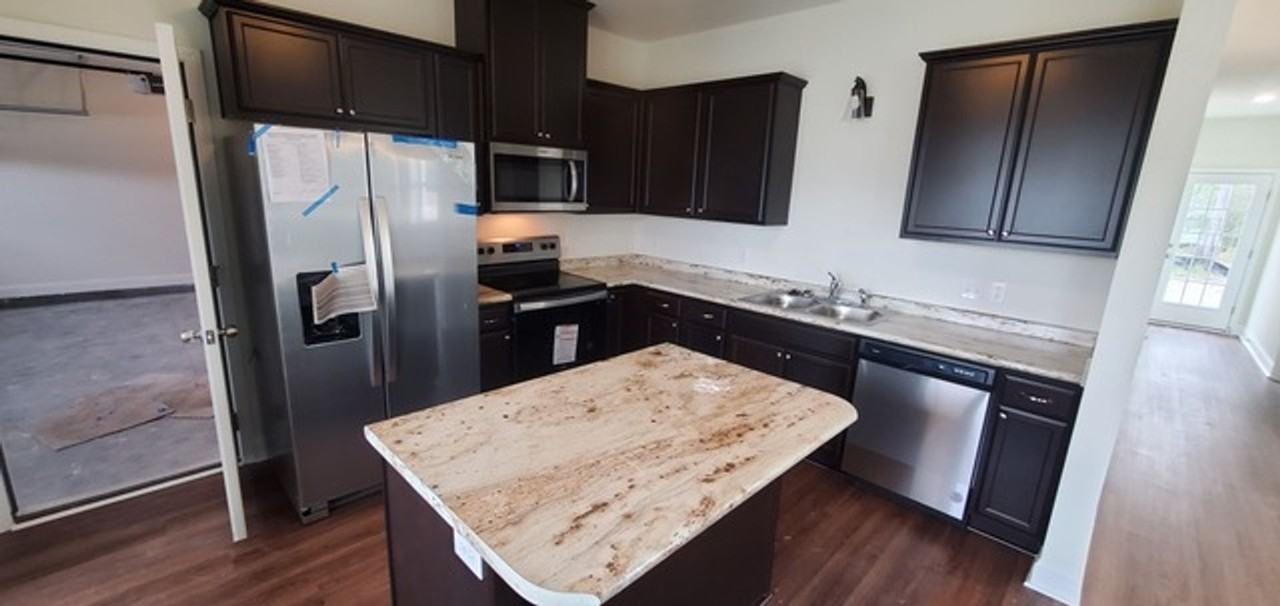 492 Rutledge Dr - Photo 4 of 12