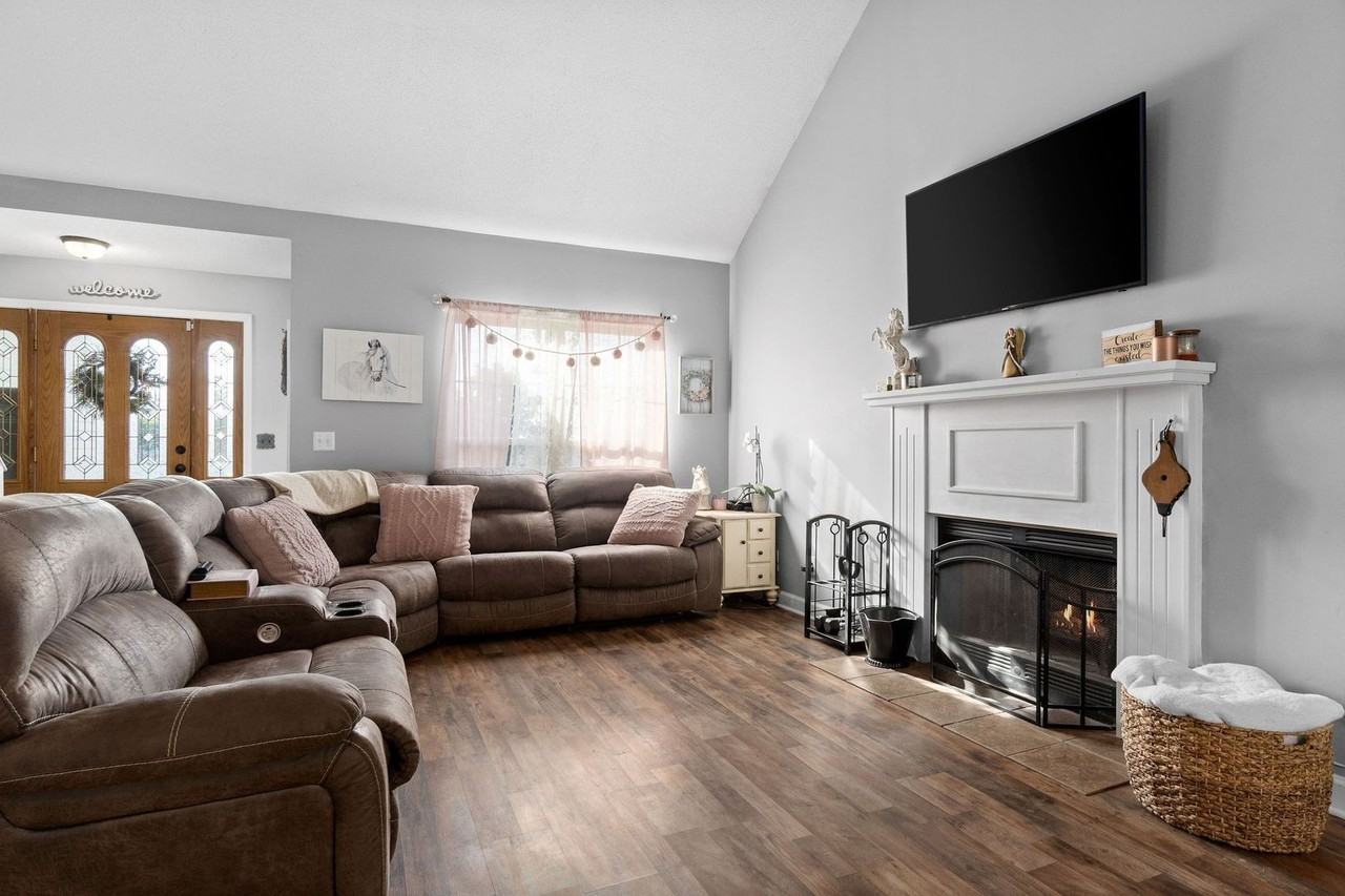 1898 Roscoe Dr - Photo 5 of 27