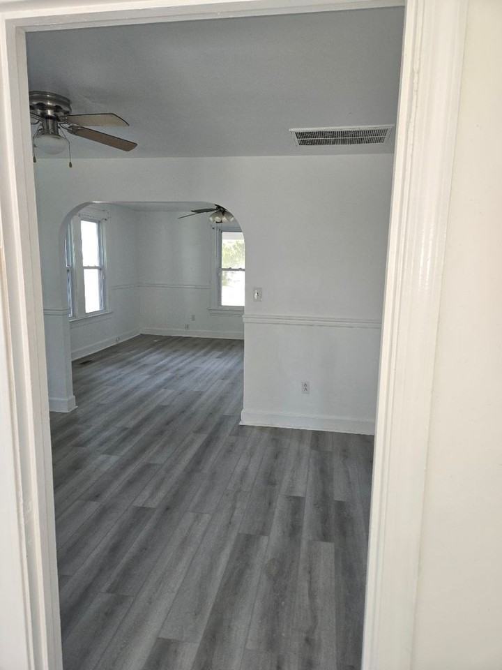 407 W Pembroke Ave - Photo 3 of 10