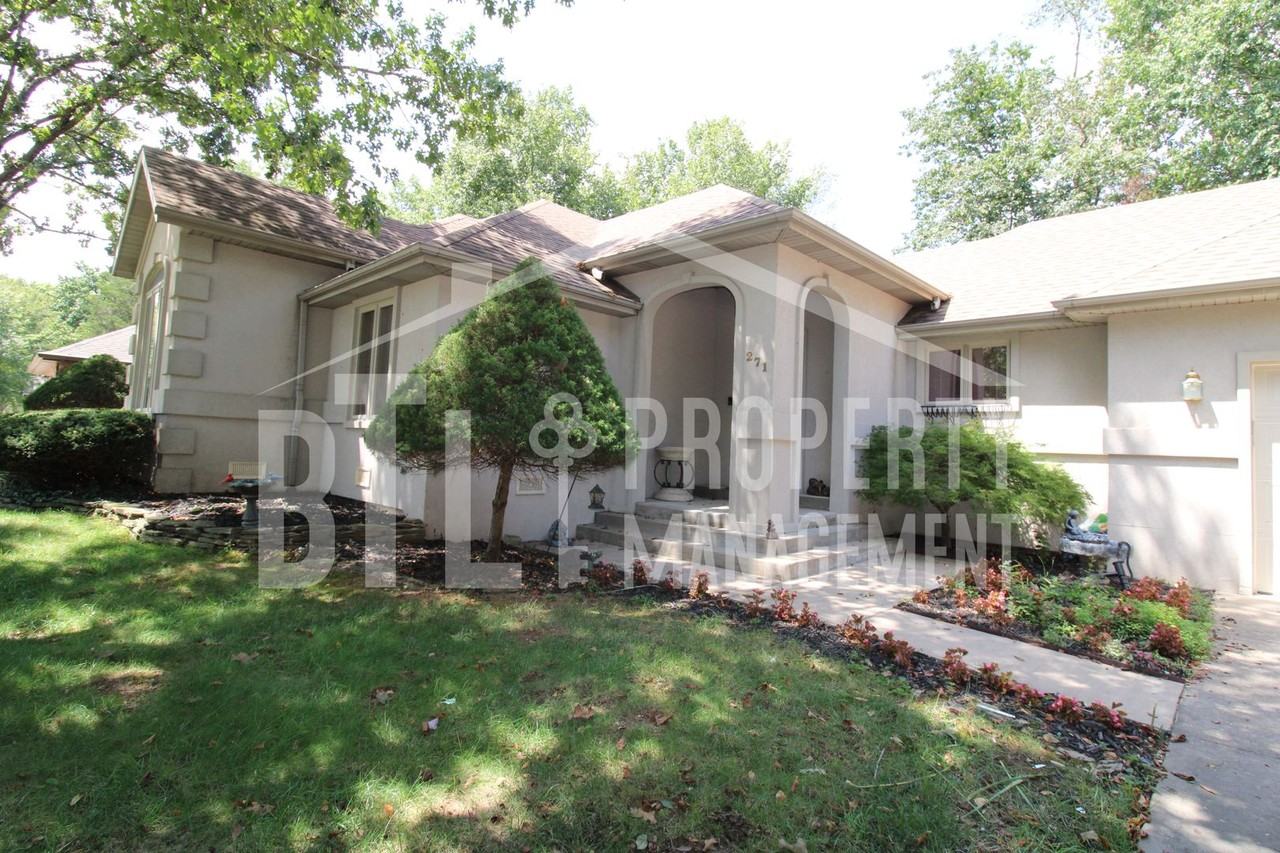 271 Loganberry Rd - Photo 4 of 15