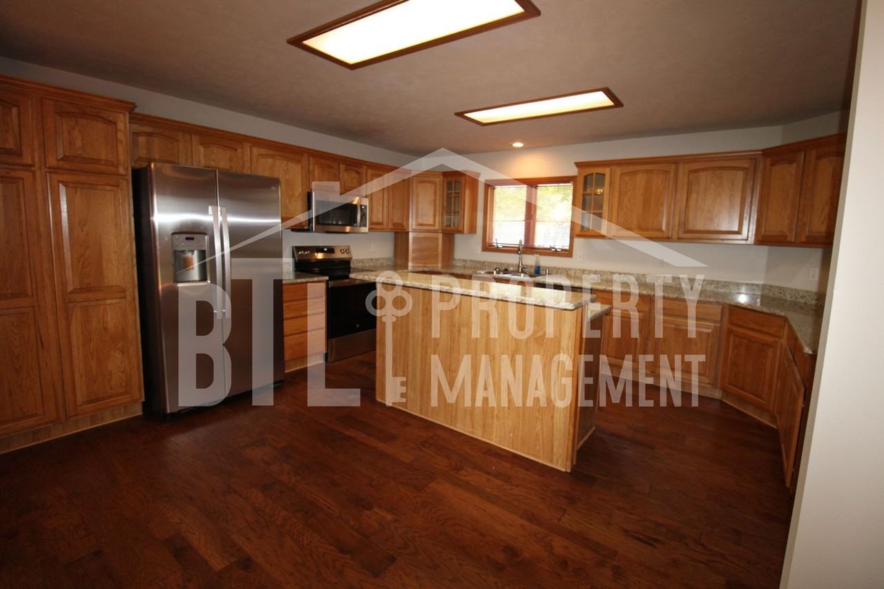 271 Loganberry Rd - Photo 6 of 15