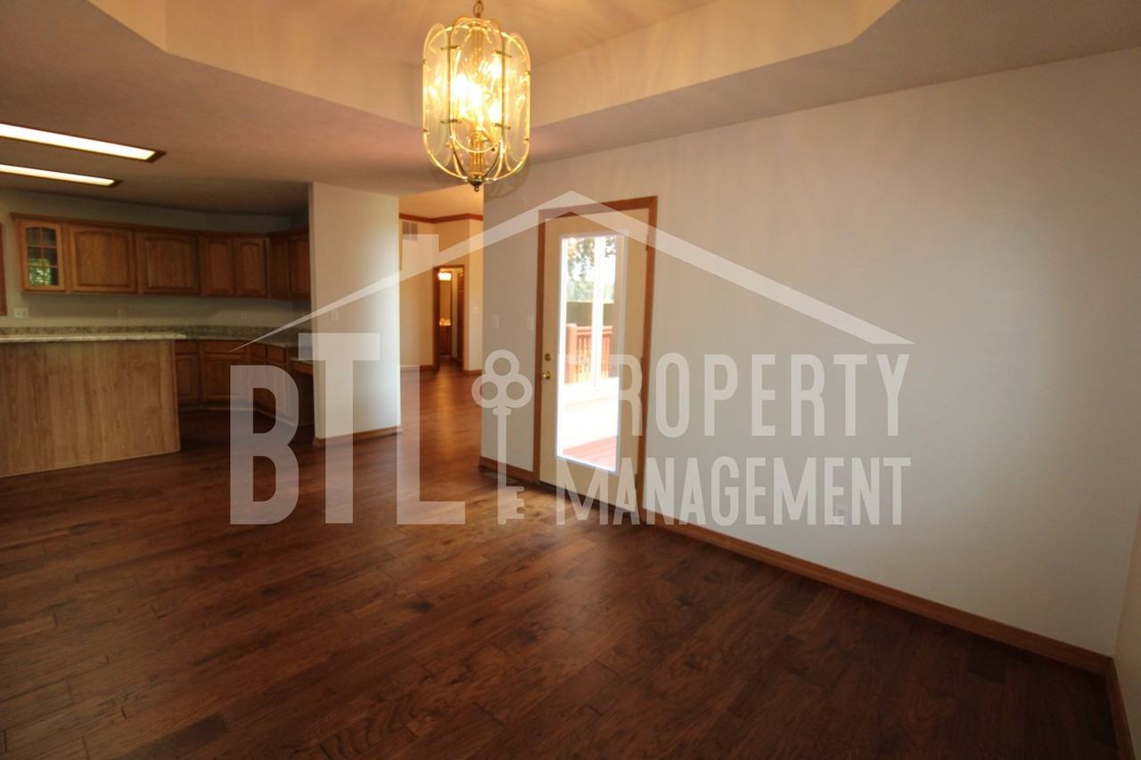 271 Loganberry Rd - Photo 7 of 15