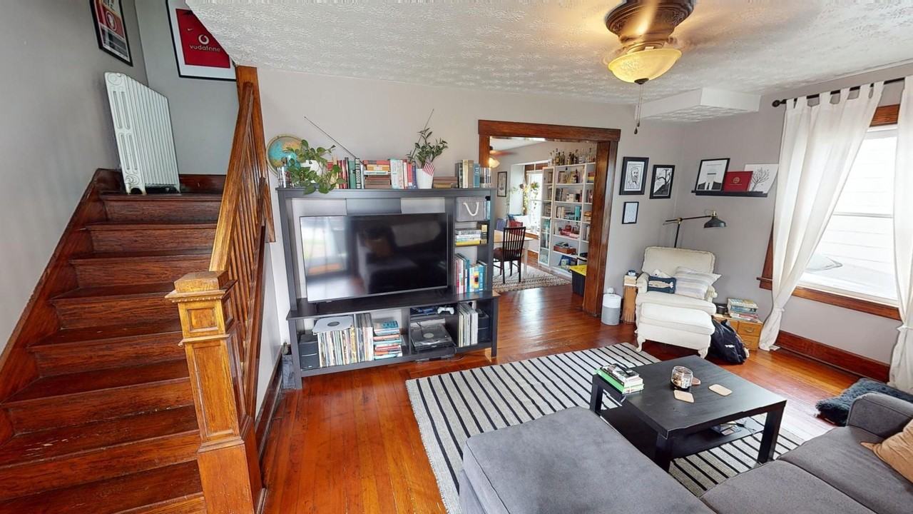 215 E Friend St - Photo 2 of 18