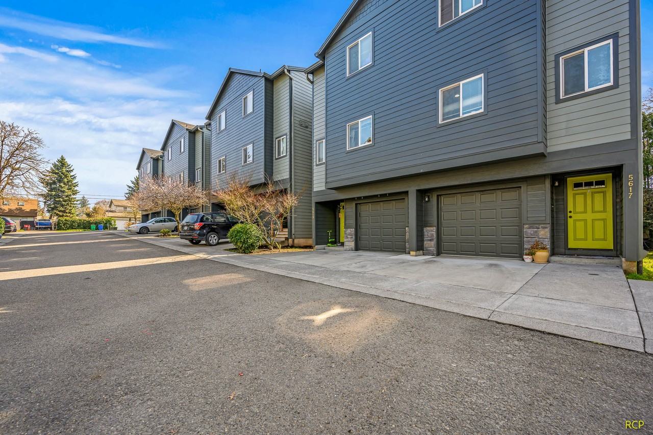 Townhouses on SE 119th Avenue - Photo 2 of 5