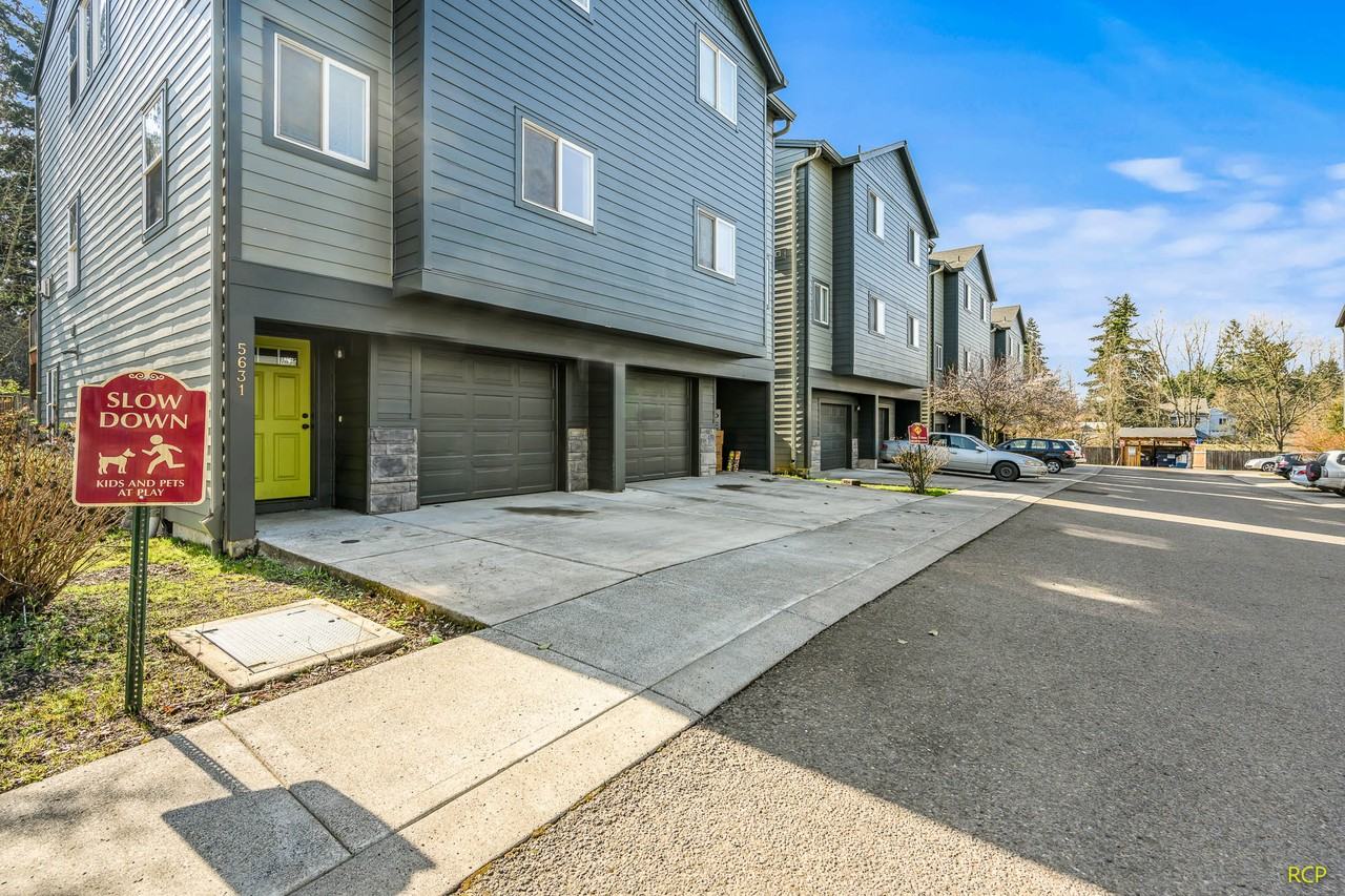 Townhouses on SE 119th Avenue - Photo 3 of 5