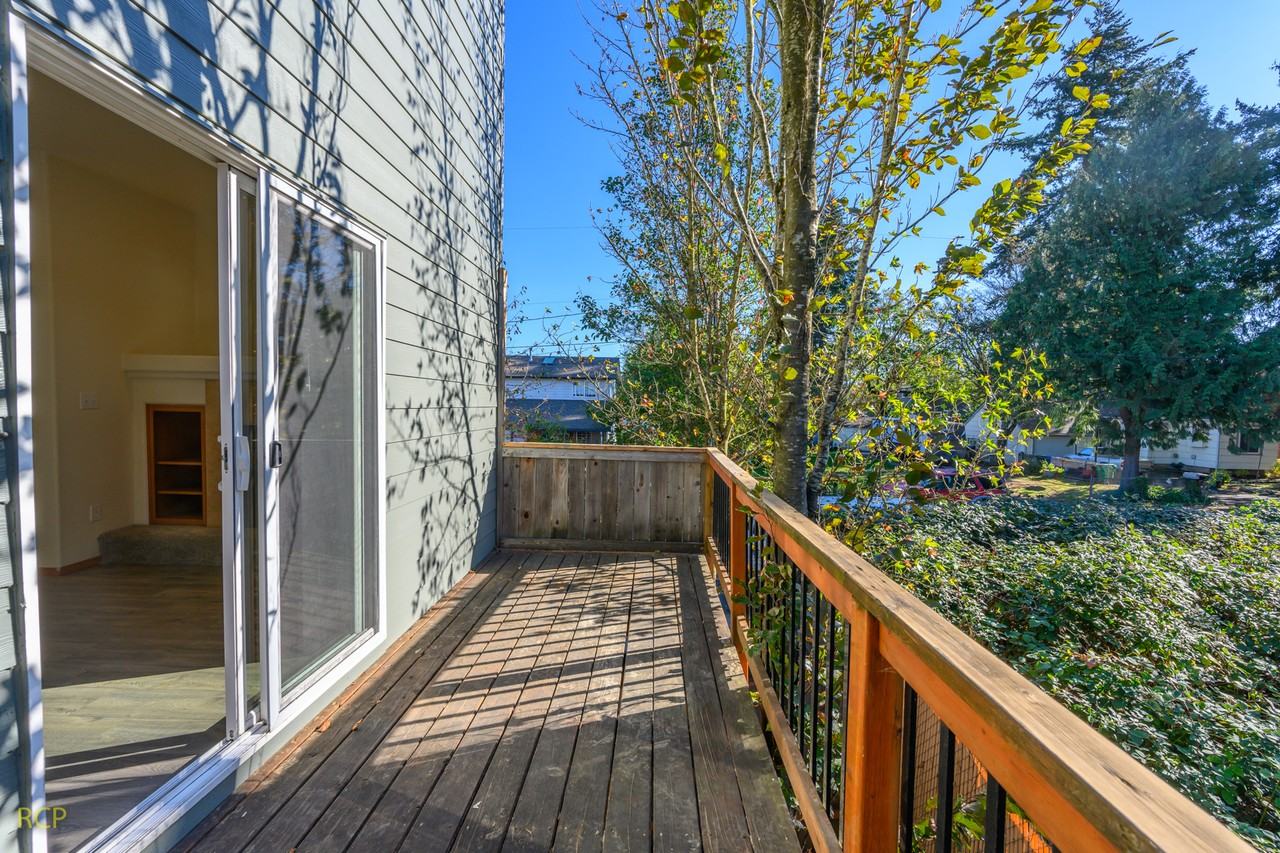 Townhouses on SE 119th Avenue - Photo 4 of 5