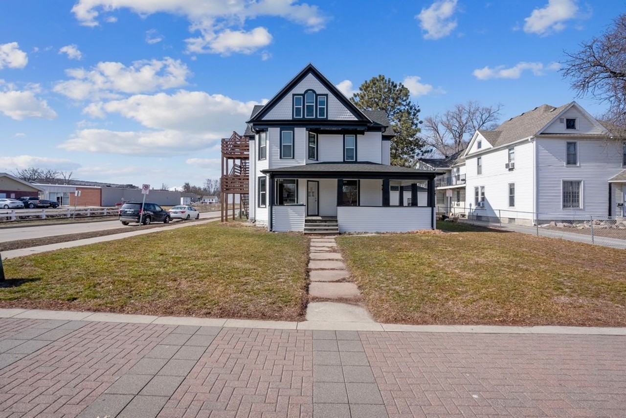 2007 College St - Cedar Falls - Photo 2 of 12