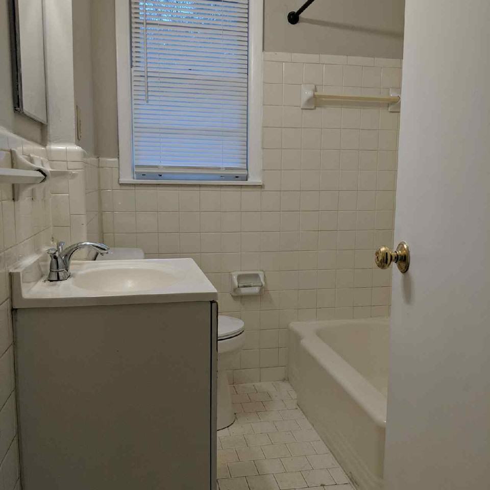 725 Devon Ln - Photo 3 of 10