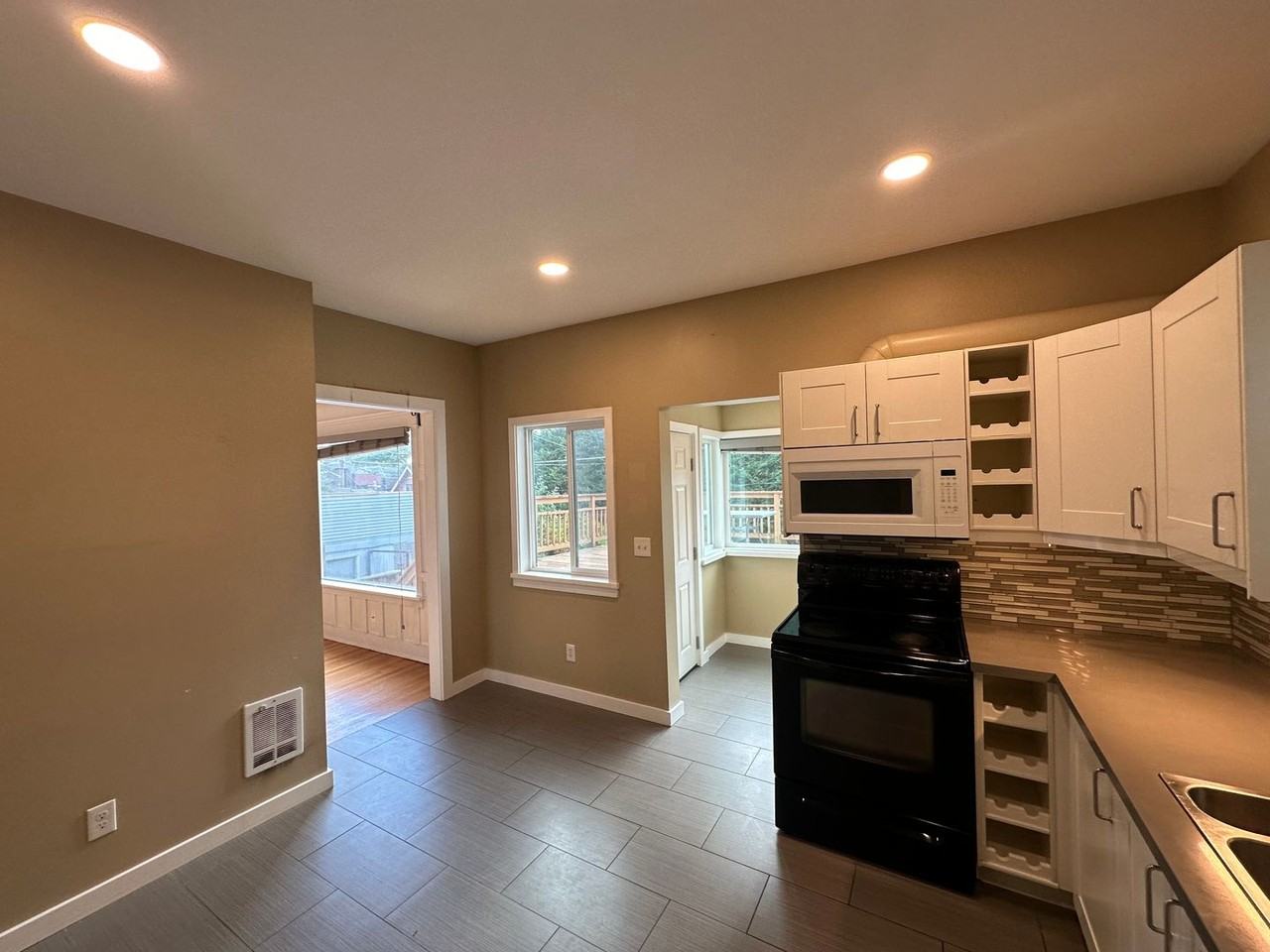 2625 Boylston Ave E - Photo 3 of 10