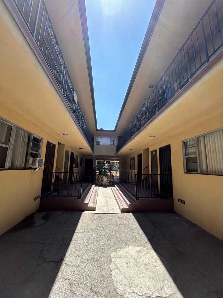 Rolland Curtis Pl - Photo 2 of 5