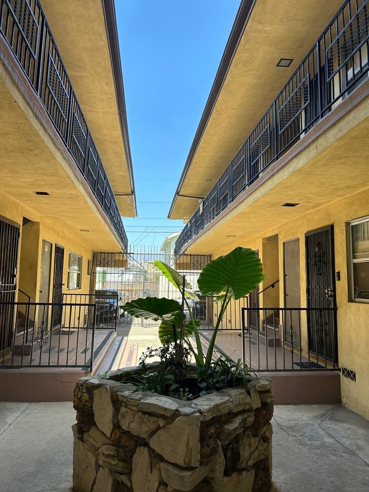 Rolland Curtis Pl - Photo 3 of 5