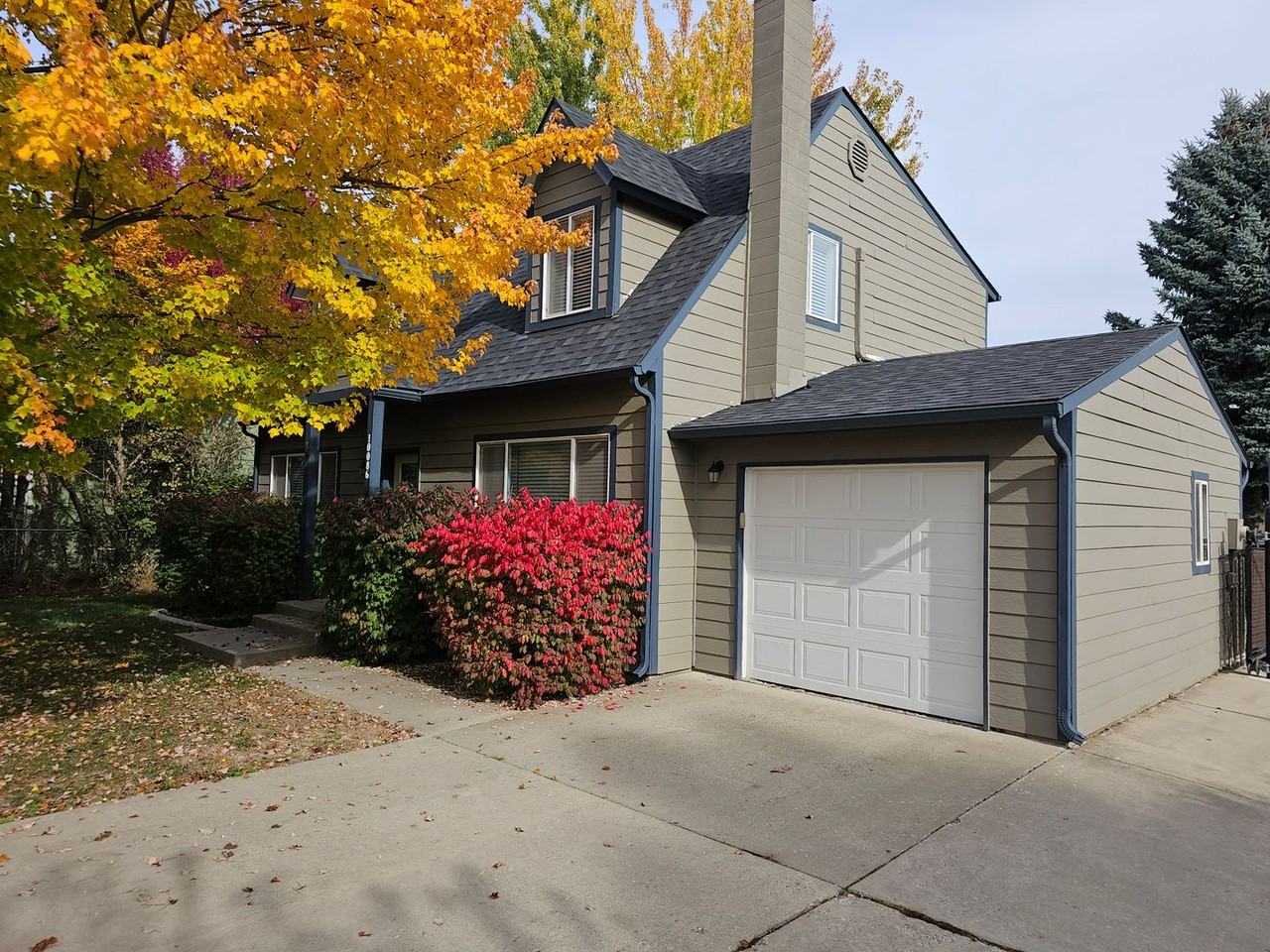 10086 N Hillview Dr - Photo 2 of 23