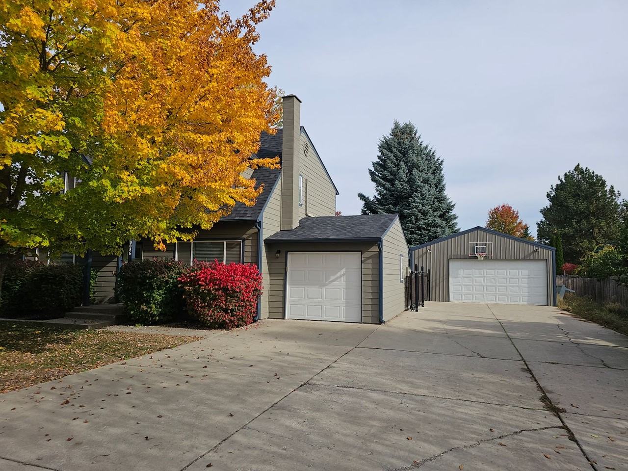 10086 N Hillview Dr - Photo 3 of 23