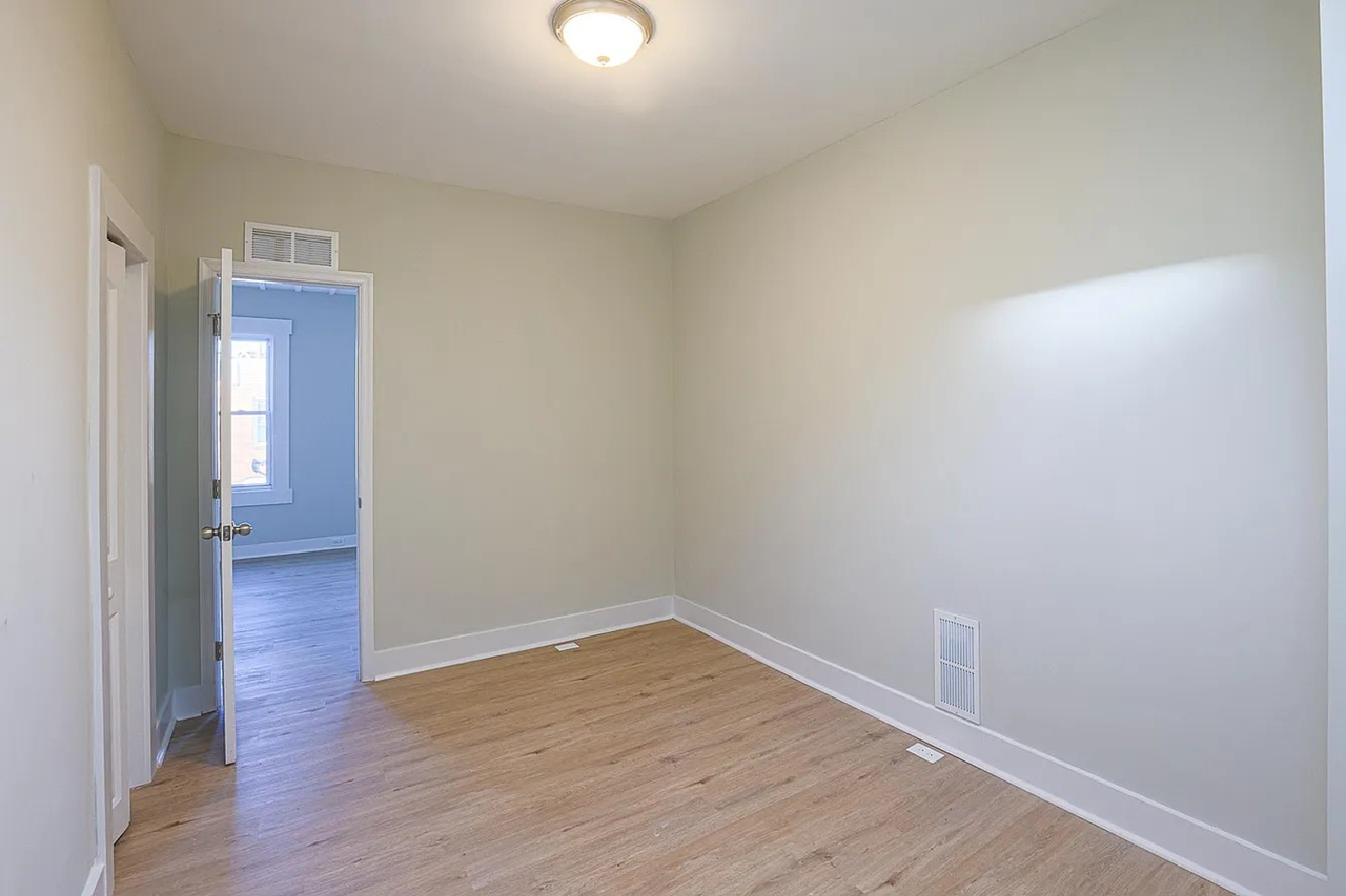 305 S Macon St - Photo 5 of 10