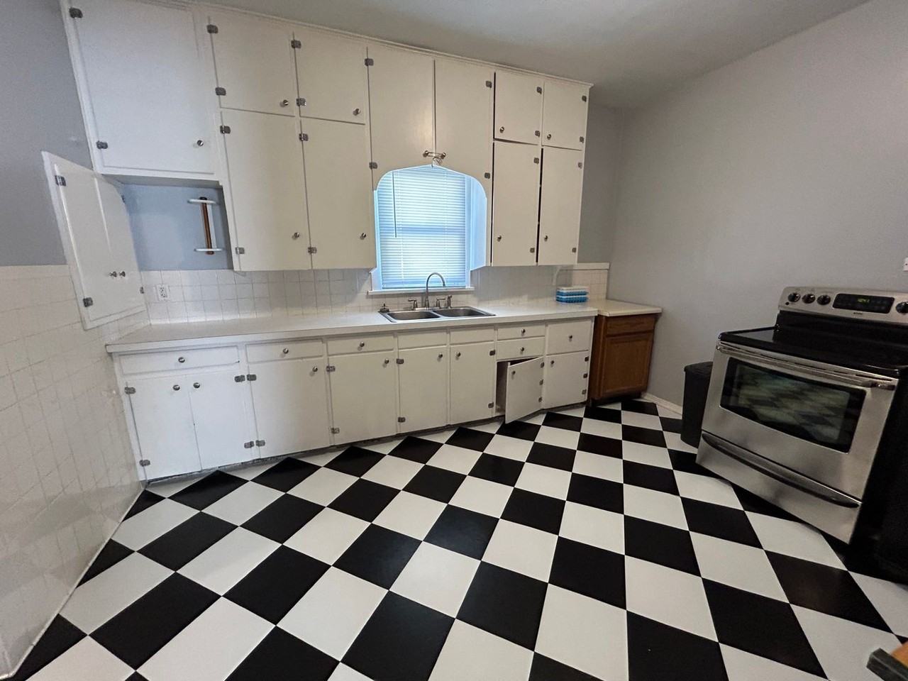 117 W Adams Ave - Photo 2 of 50