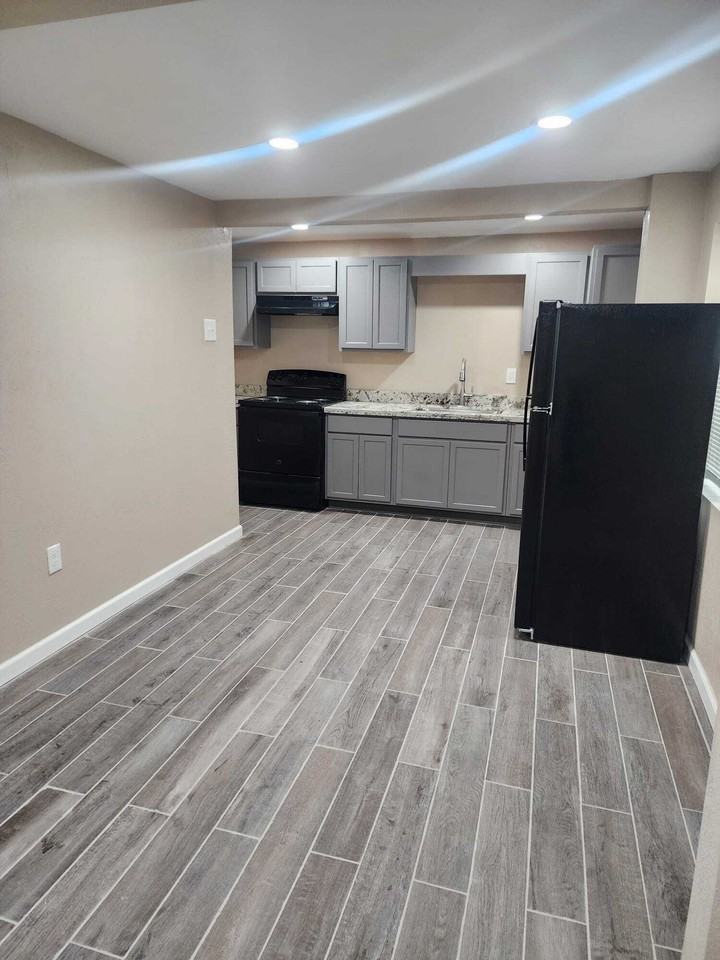 VILLAGE PARK APPARTMENT - Photo 2 of 14