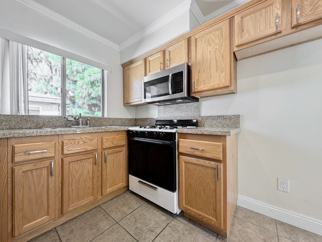 1155 Linden Ave ##3 - Photo 3 of 13