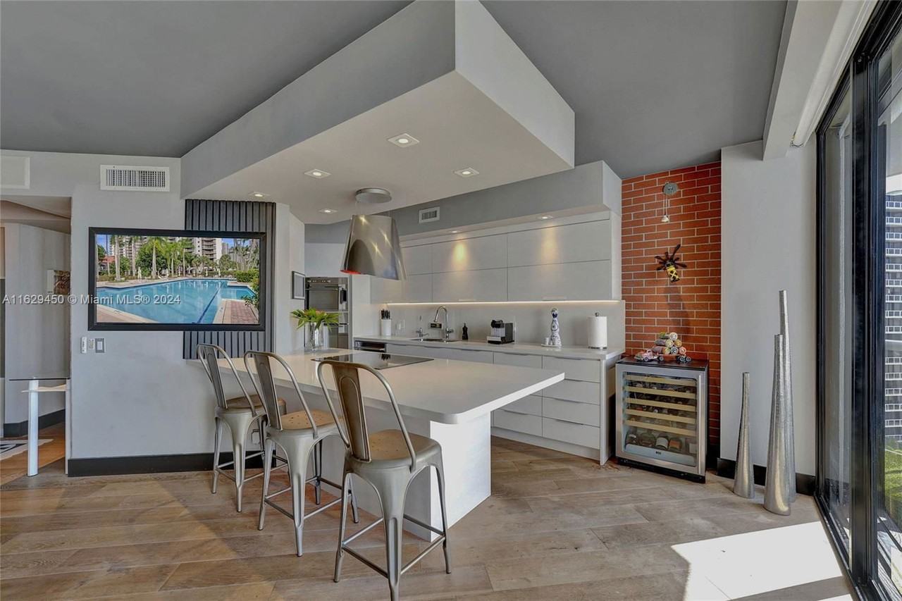 3610 Yacht Club Dr #1206 - Photo 2 of 8