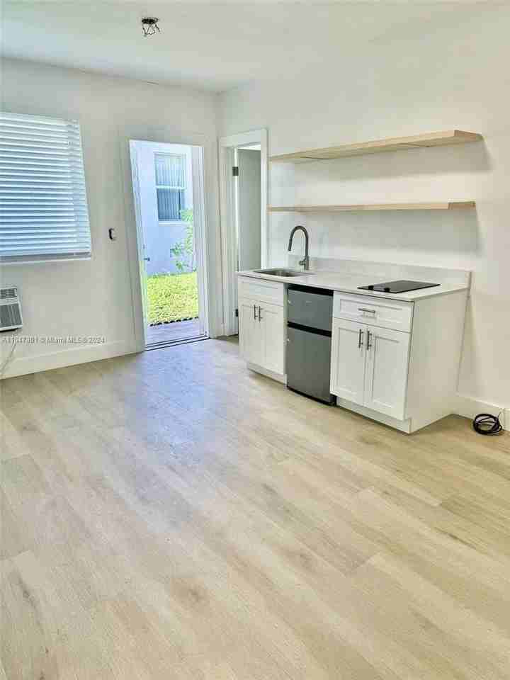 800 N Federal Hwy #5 - Photo 4 of 26