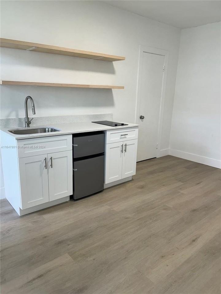 800 N Federal Hwy #5 - Photo 5 of 26