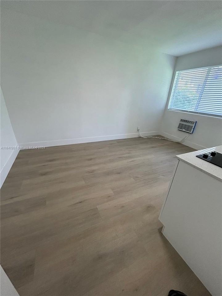 800 N Federal Hwy #5 - Photo 6 of 26