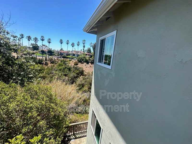 3235 Highview Dr - Photo 3 of 32