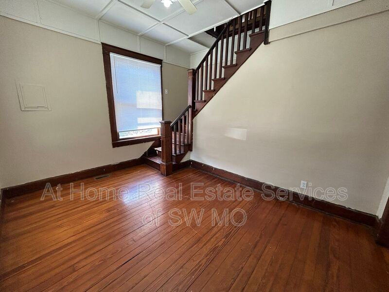 625 S Broadway Ave - Photo 2 of 13