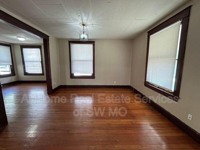 625 S Broadway Ave - Photo 3 of 13