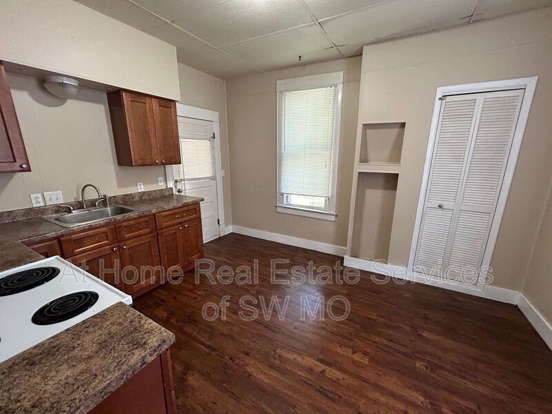 625 S Broadway Ave - Photo 5 of 13