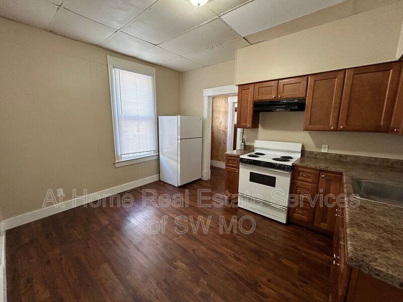 625 S Broadway Ave - Photo 6 of 13