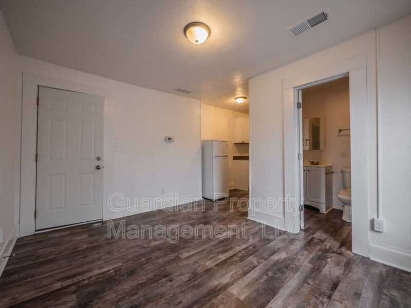 108 N Buchanan St #4 - Photo 3 of 11