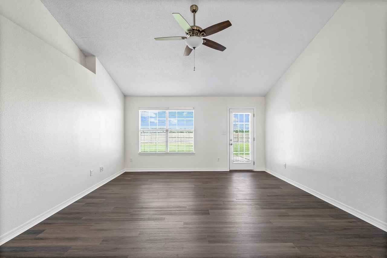 27794 Rileywood Dr - Photo 3 of 15