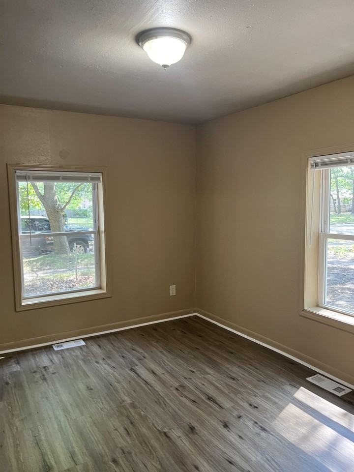 2129 Jarman St - Photo 4 of 14