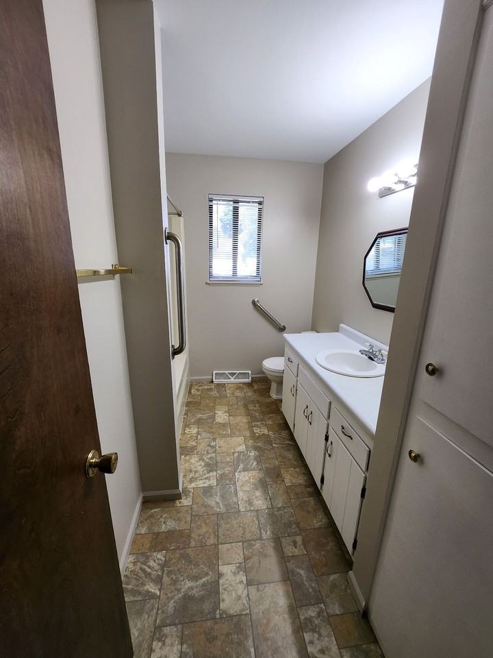 437 W 31St St - Photo 2 of 14